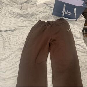 Alo Yoga Accolade straight leg Sweatpants- Color Espresso 
size Medium